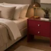 Roter Nachttisch für Boxspringbett