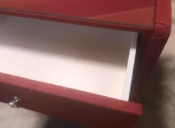 Roter Nachttisch für Boxspringbett